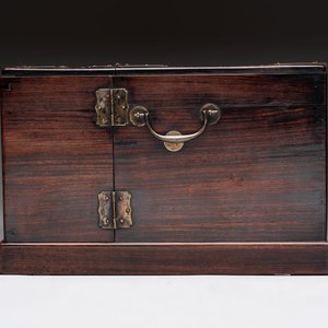 A Chinese rosewood cosmetic box with brass mount, 19/20th C. — photo 4