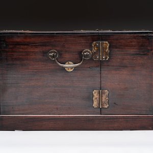 A Chinese rosewood cosmetic box with brass mount, 19/20th C. — photo 6