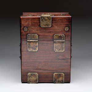 A Chinese rosewood cosmetic box with brass mount, 19/20th C. — 照片 7
