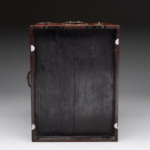 A Chinese rosewood cosmetic box with brass mount, 19/20th C. — 照片 8