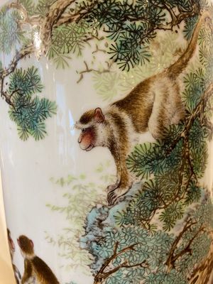 A Chinese rouleau vase with monkeys, signed Bi Yuanming 畢淵明, dated 1956 — photo 6