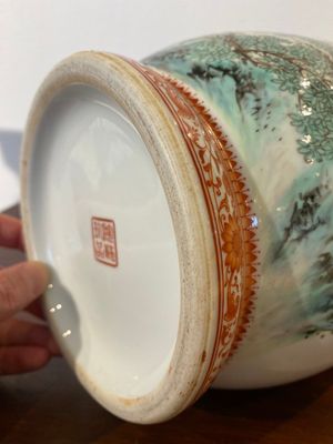 A Chinese rouleau vase with monkeys, signed Bi Yuanming 畢淵明, dated 1956 — photo 10
