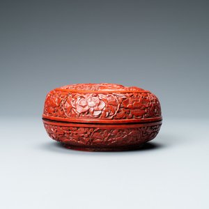 A Chinese round cinnabar lacquer box and cover with two scholars at a table, 18/19th C. — photo 8