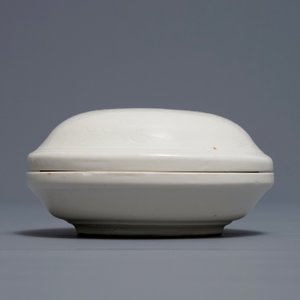 A Chinese round Dehua blanc de Chine box and cover with incised design, Ming/Qing — 照片 2