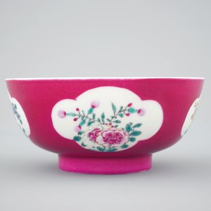 A Chinese ruby ground bowl with floral reserves in Yongzheng style, 18/19th C. — photo 2