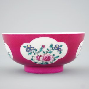 A Chinese ruby ground bowl with floral reserves in Yongzheng style, 18/19th C. — photo 5