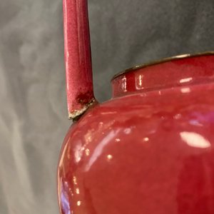 A Chinese ruby-ground Canton enamel teapot and a pair of covered bowls, Qianlong/Jiaqing — photo 18