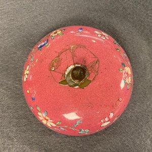 A Chinese ruby-ground Canton enamel teapot and a pair of covered bowls, Qianlong/Jiaqing — photo 29