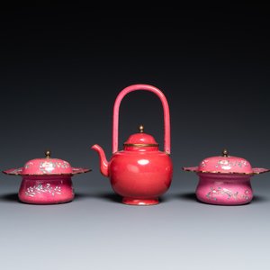A Chinese ruby-ground Canton enamel teapot and a pair of covered bowls, Qianlong/Jiaqing — photo 3