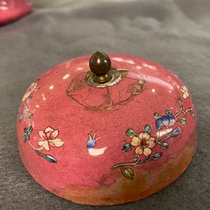 A Chinese ruby-ground Canton enamel teapot and a pair of covered bowls, Qianlong/Jiaqing — photo 31