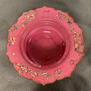 A Chinese ruby-ground Canton enamel teapot and a pair of covered bowls, Qianlong/Jiaqing — photo 38
