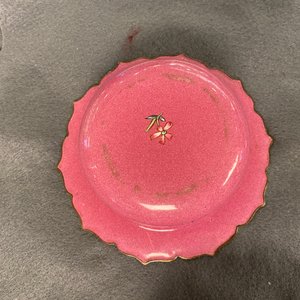 A Chinese ruby-ground Canton enamel teapot and a pair of covered bowls, Qianlong/Jiaqing — photo 39