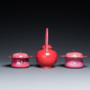 A Chinese ruby-ground Canton enamel teapot and a pair of covered bowls, Qianlong/Jiaqing — photo 4