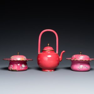 A Chinese ruby-ground Canton enamel teapot and a pair of covered bowls, Qianlong/Jiaqing — photo 5