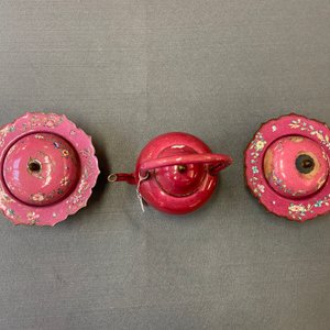 A Chinese ruby-ground Canton enamel teapot and a pair of covered bowls, Qianlong/Jiaqing — photo 10