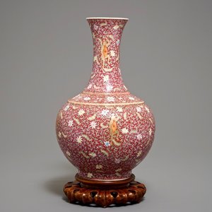 A Chinese ruby-ground famille rose bottle vase with dancing boys, Qianlong mark, 19/20th C. — photo 1