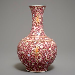 A Chinese ruby-ground famille rose bottle vase with dancing boys, Qianlong mark, 19/20th C. — photo 5