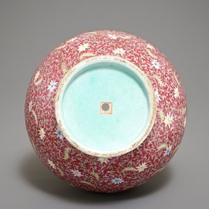 A Chinese ruby-ground famille rose bottle vase with dancing boys, Qianlong mark, 19/20th C. — photo 6