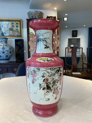 A Chinese ruby-ground famille rose vase, signed Deng Xiaoyu 鄧肖禹, 20th C. — 照片 1