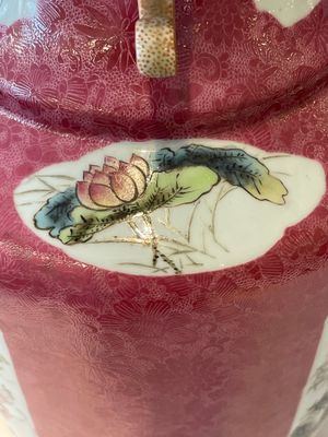 A Chinese ruby-ground famille rose vase, signed Deng Xiaoyu 鄧肖禹, 20th C. — 照片 12