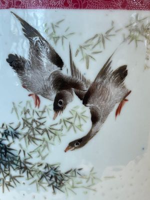 A Chinese ruby-ground famille rose vase, signed Deng Xiaoyu 鄧肖禹, 20th C. — 照片 14