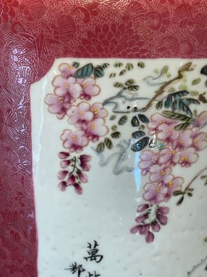 A Chinese ruby-ground famille rose vase, signed Deng Xiaoyu 鄧肖禹, 20th C. — 照片 18