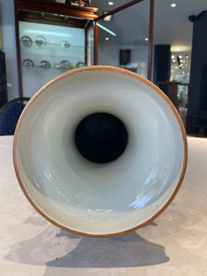 A Chinese ruby-ground famille rose vase, signed Deng Xiaoyu 鄧肖禹, 20th C. — 照片 19