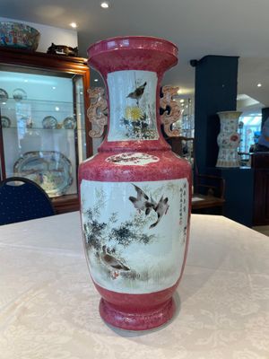A Chinese ruby-ground famille rose vase, signed Deng Xiaoyu 鄧肖禹, 20th C. — 照片 2