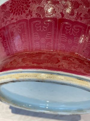 A Chinese ruby-ground famille rose vase, signed Deng Xiaoyu 鄧肖禹, 20th C. — 照片 22