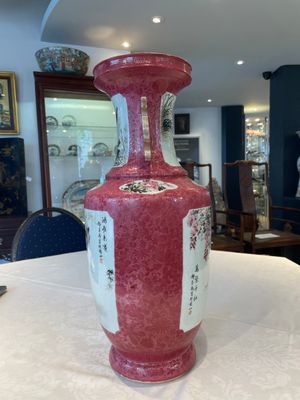 A Chinese ruby-ground famille rose vase, signed Deng Xiaoyu 鄧肖禹, 20th C. — 照片 3