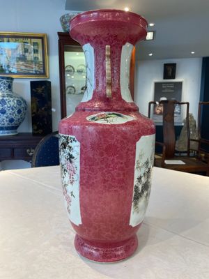 A Chinese ruby-ground famille rose vase, signed Deng Xiaoyu 鄧肖禹, 20th C. — 照片 4