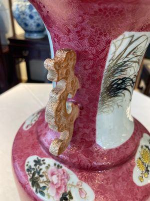 A Chinese ruby-ground famille rose vase, signed Deng Xiaoyu 鄧肖禹, 20th C. — 照片 6