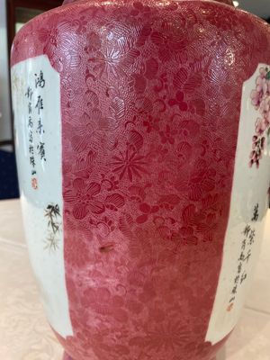 A Chinese ruby-ground famille rose vase, signed Deng Xiaoyu 鄧肖禹, 20th C. — 照片 8