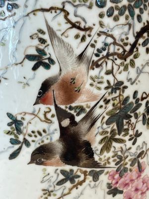 A Chinese ruby-ground famille rose vase, signed Deng Xiaoyu 鄧肖禹, 20th C. — 照片 10