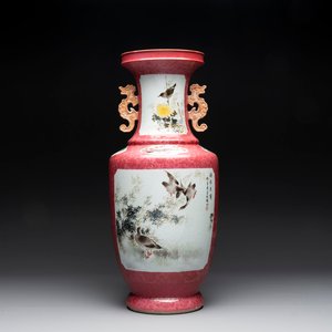 A Chinese ruby-ground famille rose vase, signed Deng Xiaoyu 鄧肖禹, 20th C. — 照片 1