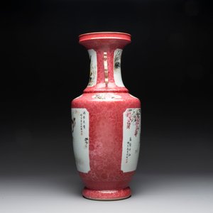 A Chinese ruby-ground famille rose vase, signed Deng Xiaoyu 鄧肖禹, 20th C. — 照片 2