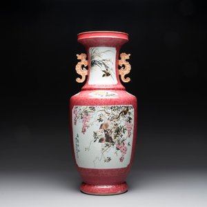 A Chinese ruby-ground famille rose vase, signed Deng Xiaoyu 鄧肖禹, 20th C. — 照片 3