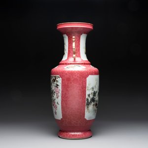 A Chinese ruby-ground famille rose vase, signed Deng Xiaoyu 鄧肖禹, 20th C. — 照片 4