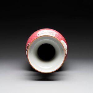 A Chinese ruby-ground famille rose vase, signed Deng Xiaoyu 鄧肖禹, 20th C. — 照片 5