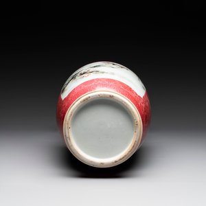 A Chinese ruby-ground famille rose vase, signed Deng Xiaoyu 鄧肖禹, 20th C. — 照片 6