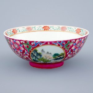 A Chinese ruby ground landscape bowl, 19/20th C. — photo 1