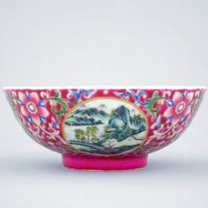 A Chinese ruby ground landscape bowl, 19/20th C. — photo 2