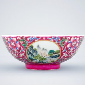 A Chinese ruby ground landscape bowl, 19/20th C. — photo 3