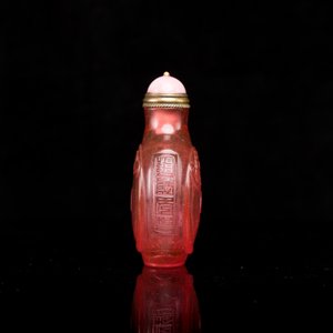 A Chinese ruby-pink glass 'bats' snuff bottle, Qianlong mark and of the period — photo 4