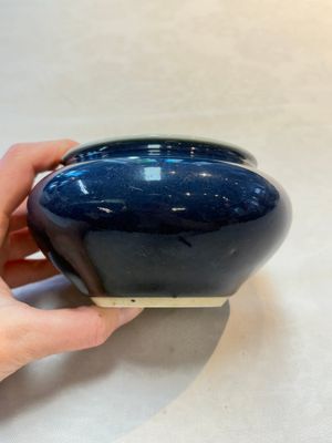 A Chinese sacrificial blue-glazed bowl, 17/18th C. — photo 3