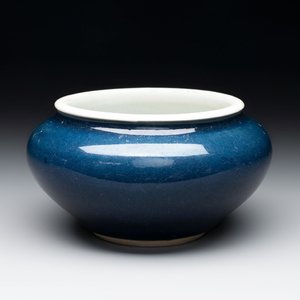 A Chinese sacrificial blue-glazed bowl, 17/18th C. — photo 1