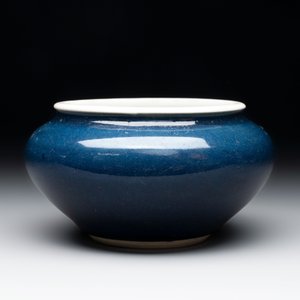 A Chinese sacrificial blue-glazed bowl, 17/18th C. — photo 2