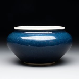 A Chinese sacrificial blue-glazed bowl, 17/18th C. — photo 3