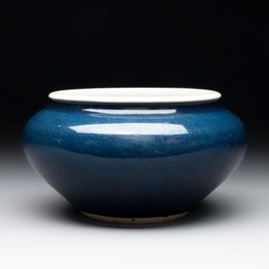 A Chinese sacrificial blue-glazed bowl, 17/18th C. — photo 4