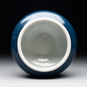 A Chinese sacrificial blue-glazed bowl, 17/18th C. — photo 5